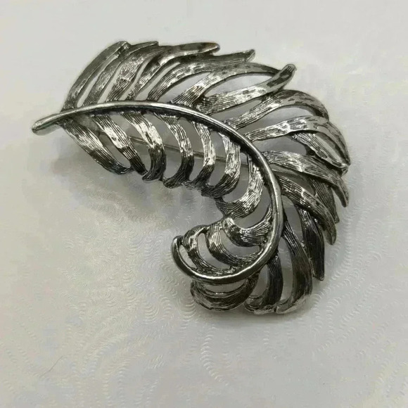 Nordstrom feather unsigned brooch silvertone filagree - Picture 4 of 4